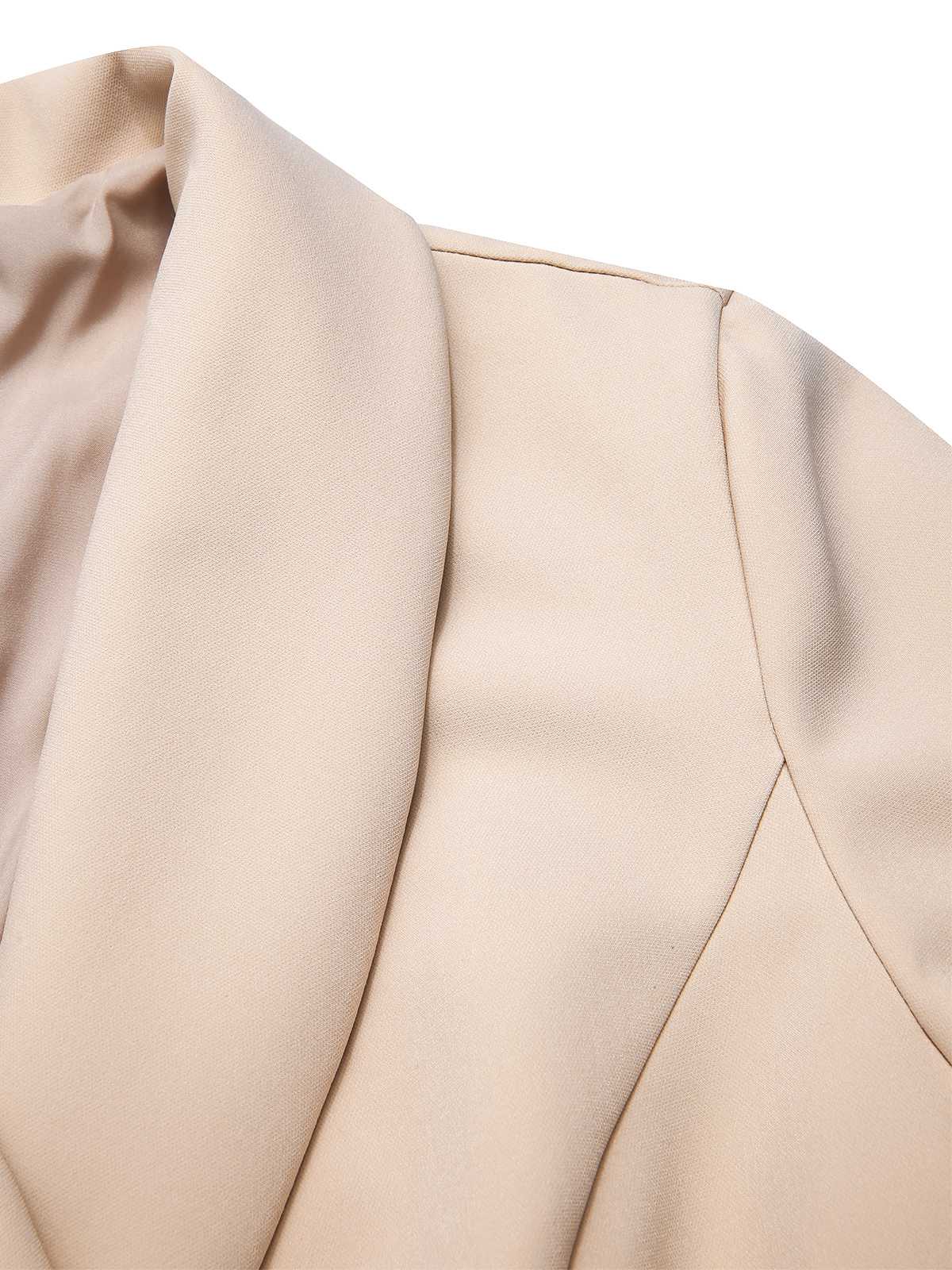 Abrigo estilo años 50 color crema con cuello de solapa