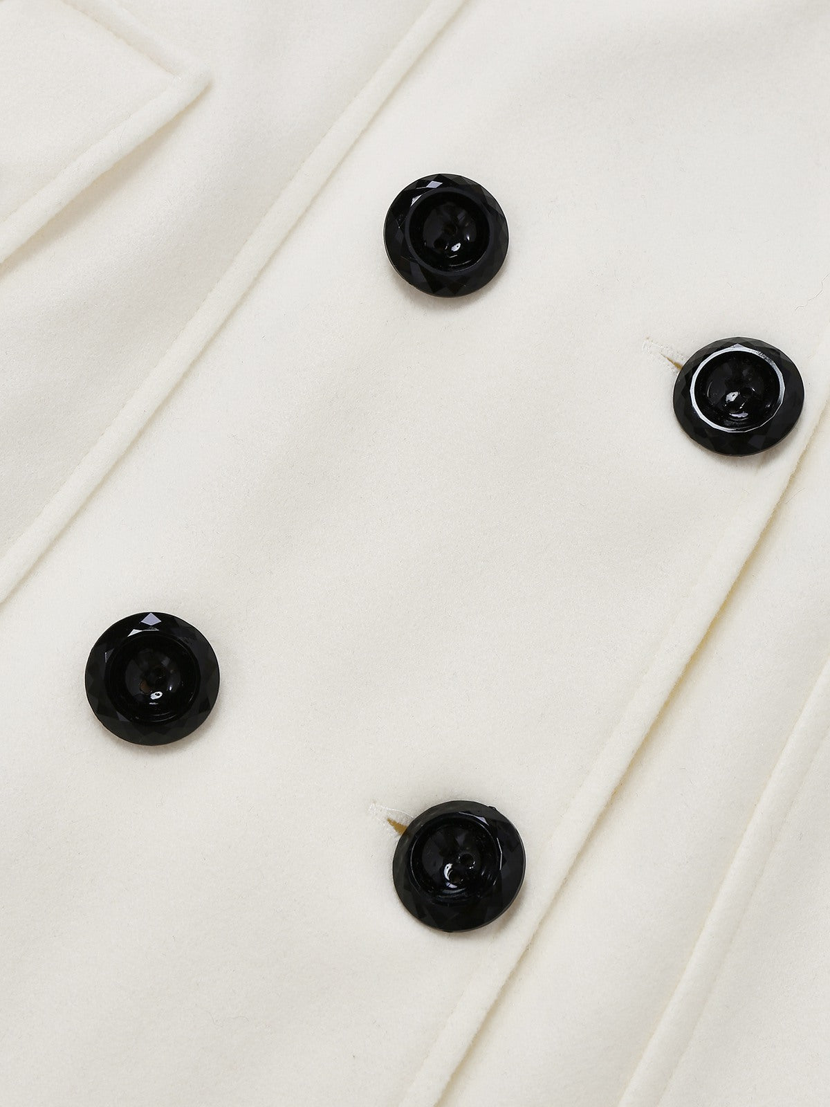 Abrigo blanco años 40 con cuello de piel sintética desmontable. Elegante y clásico